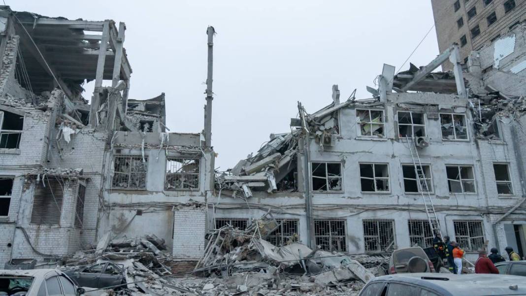 Rusya'dan Zaporijya'ya hava saldırısı! 4 ölü, 20 yaralı var 8